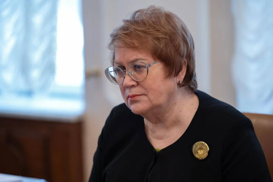 Глава региона поблагодарил Татьяну Мерзлякову за вклад в защиту прав и свобод человека. Фото: Департамент информационной политики