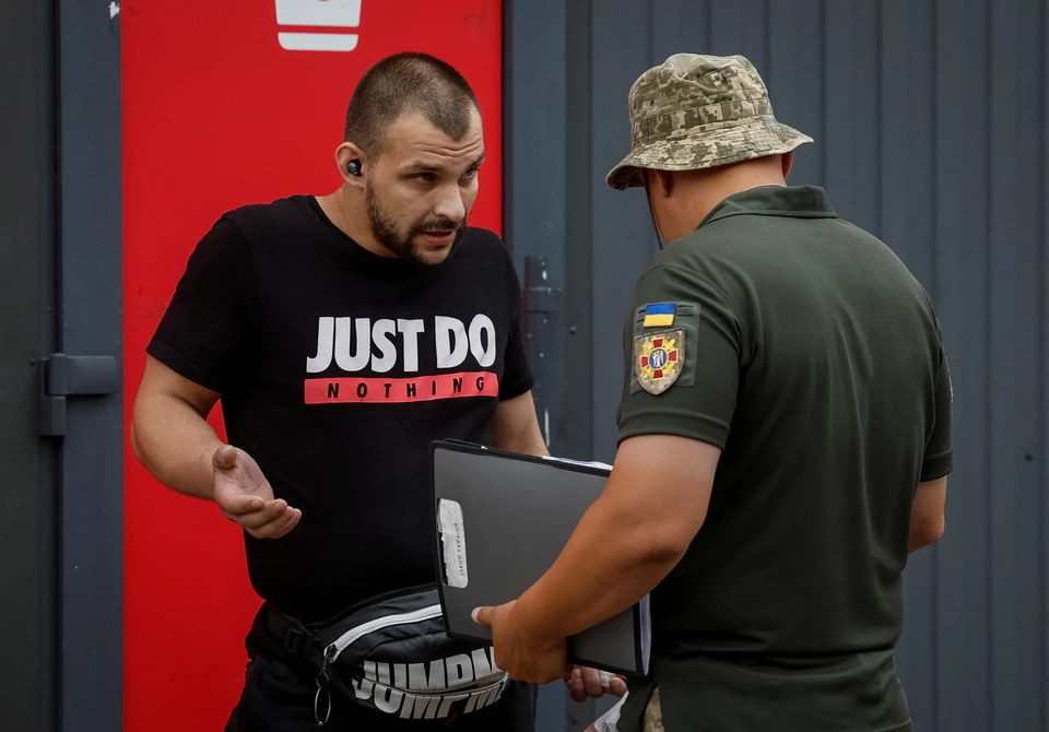 Диалог киевлянина и сотрудника ТЦК на улице украинской столицы.