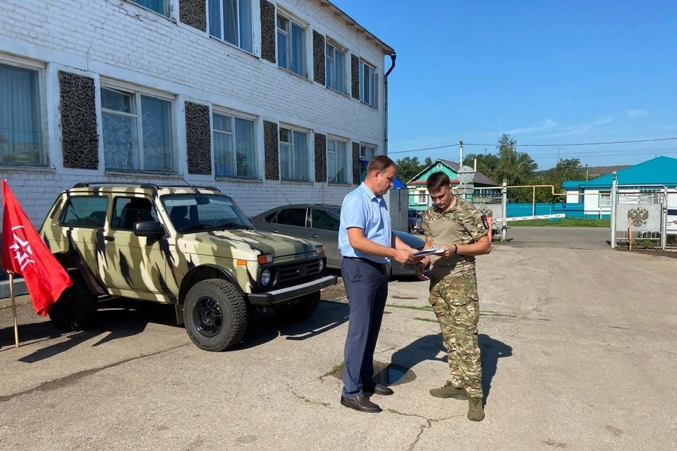 Глава Абдулинского округа Денис Павлов передал участнику специальной военной операции новый автомобиль «Нива-Бронто». Фото: Зиля Зарипова