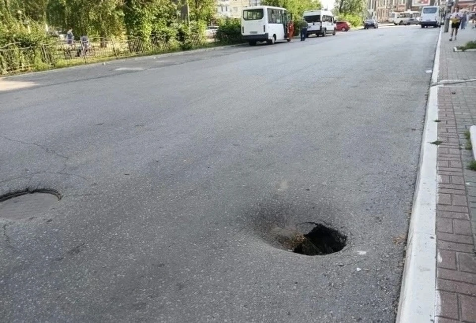 Асфальт провалился в центре Калуги