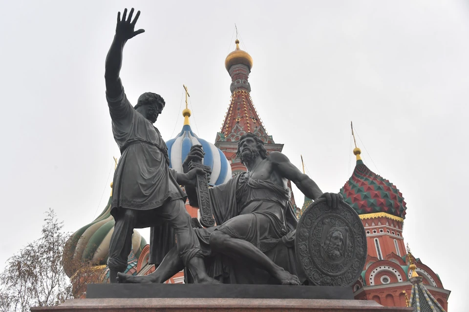 Пожилая женщина испортила памятник Минину и Пожарскому якобы по указке мошенников