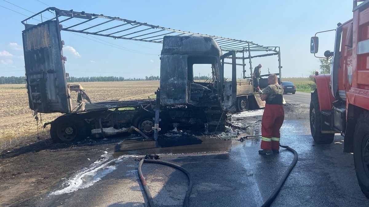 Под Воронежем «десятка» врезалась в грузовик: погибли водитель и пассажир -  KP.RU