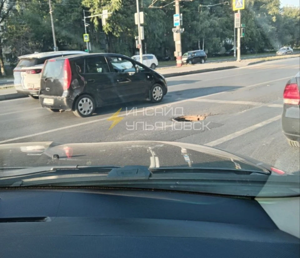 Посреди дороги на улице Октябрьской находится открытый люк. Фото телеграм-канал Инсайд Ульяновск