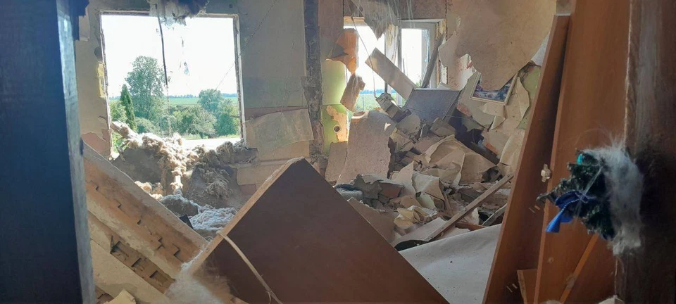 В результате атаки дрона ВСУ сильно повреждено административное здание в Борисовском районе.