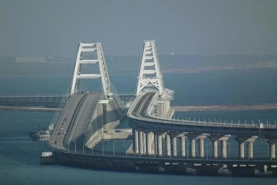 В очереди перед Крымским мостом с обеих сторон стоят 460 автомобилей