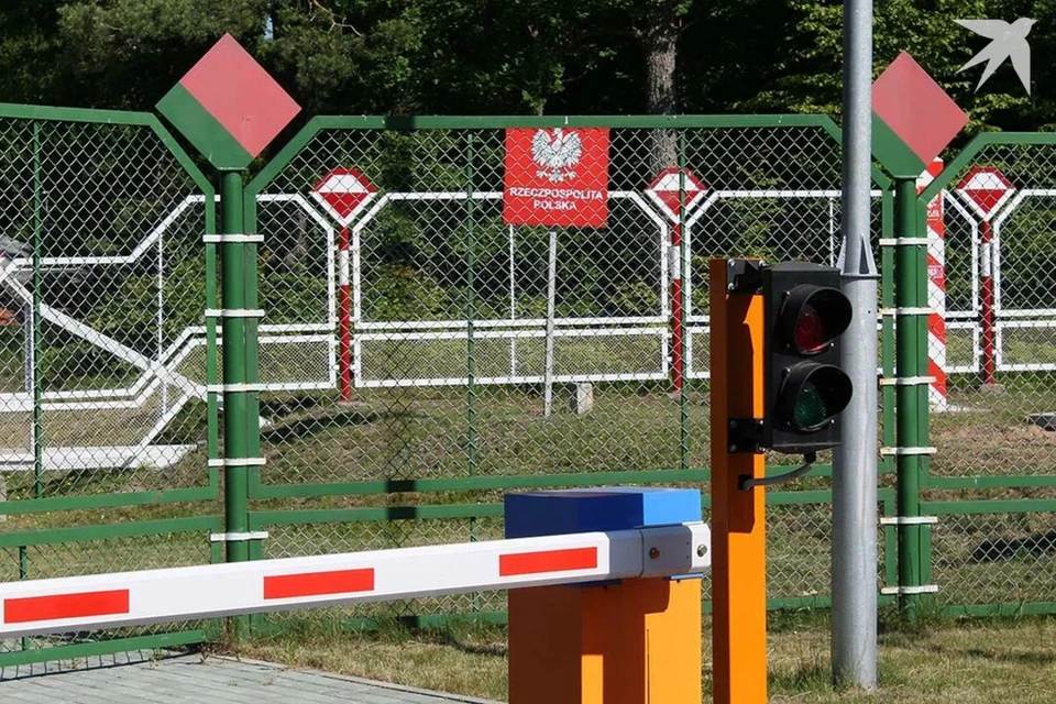 Белорусам запретили пересаживаться в автобусы, чтобы быстрее пересечь границу. Снимок носит иллюстративный характер.