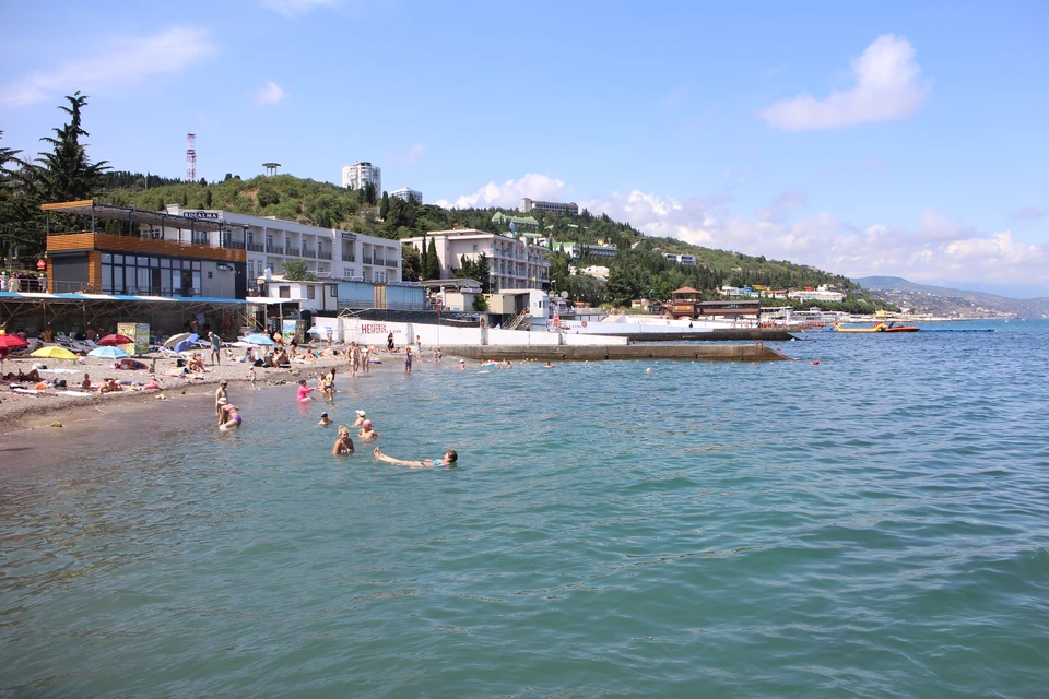 В Крыму очень ласковое и теплое море.