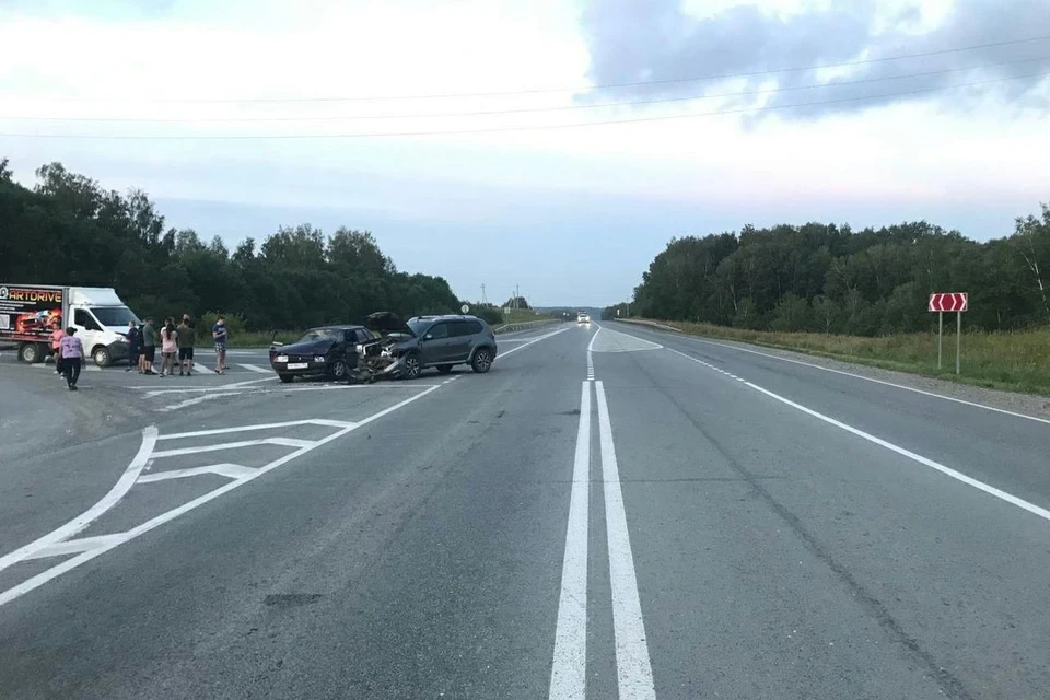 Трех пассажирок и водителя увезли в больницу после аварии. Фото: ГАИ по Новосибирской области.