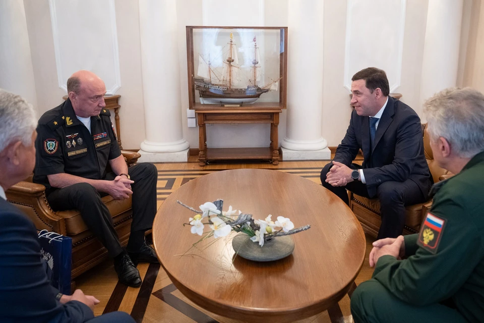 Новый военный прокурор ЦВО Константина Ольховатенко и глава Свердловской области Евгений Куйвашев. Фото: Департамент информационной политики