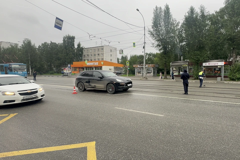 Porsche Cayenne сбил 15-летнего мальчика и 13-летнюю девочку. Фото: прес-служба ГИБДД по Екатеринбургу
