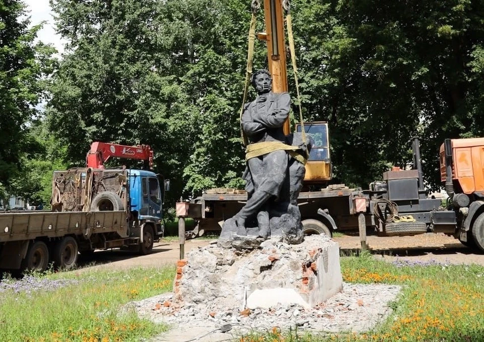 Памятник Пушкину демонтировали в Новомосковске Тульской области. Фото: ТГ-канал Р. Бутова.