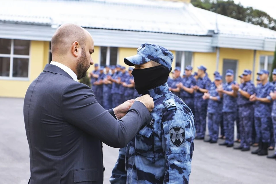 Вячеслав Федорищев наградил военнослужащих. Фото: Иван Макеев