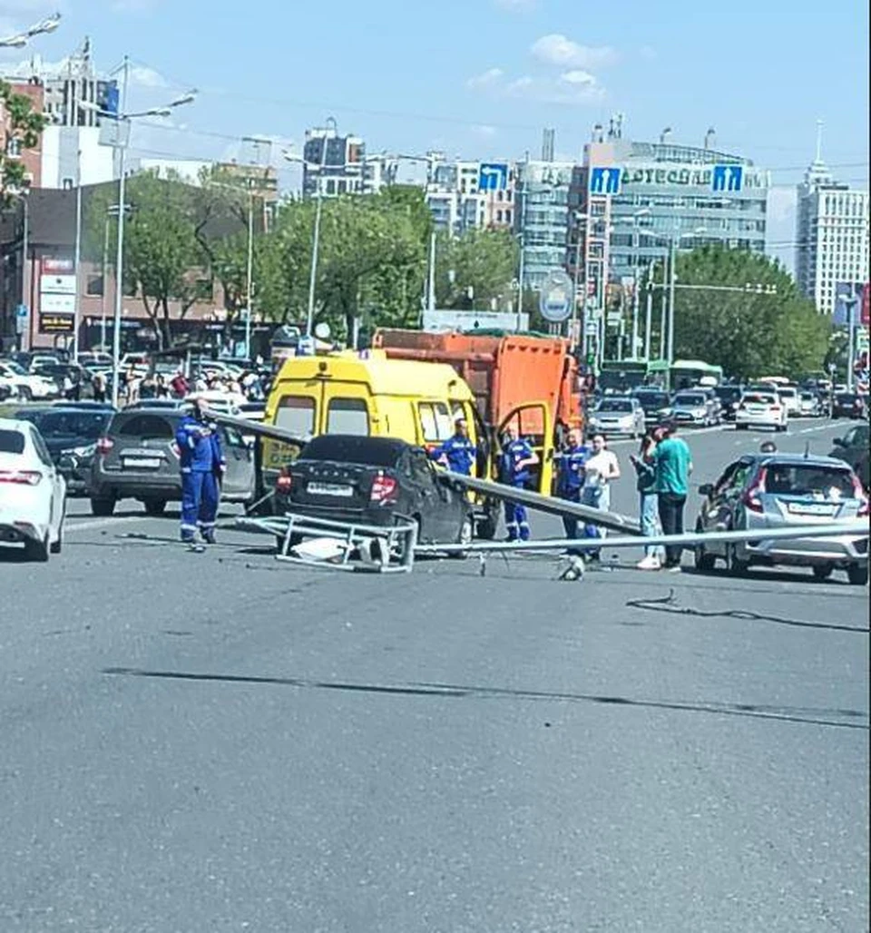 За столб, упавший на легковой автомобиль в центре Тюмени, ответит водитель  грузовика - KP.RU