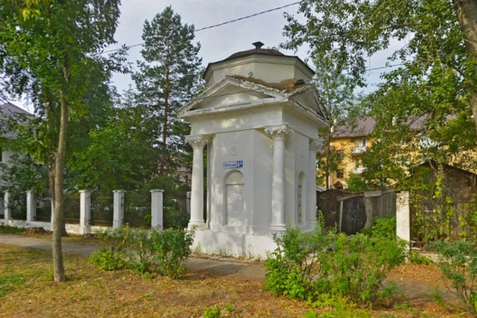 Павильон в Жигулевске был построен в стиле сталинского неоклассицизма. / Фото: Яндекс Карты