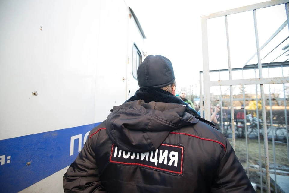 Житель Пермского края вырвал цветы из клумб у горадминистрации и раздарил их девушкам
