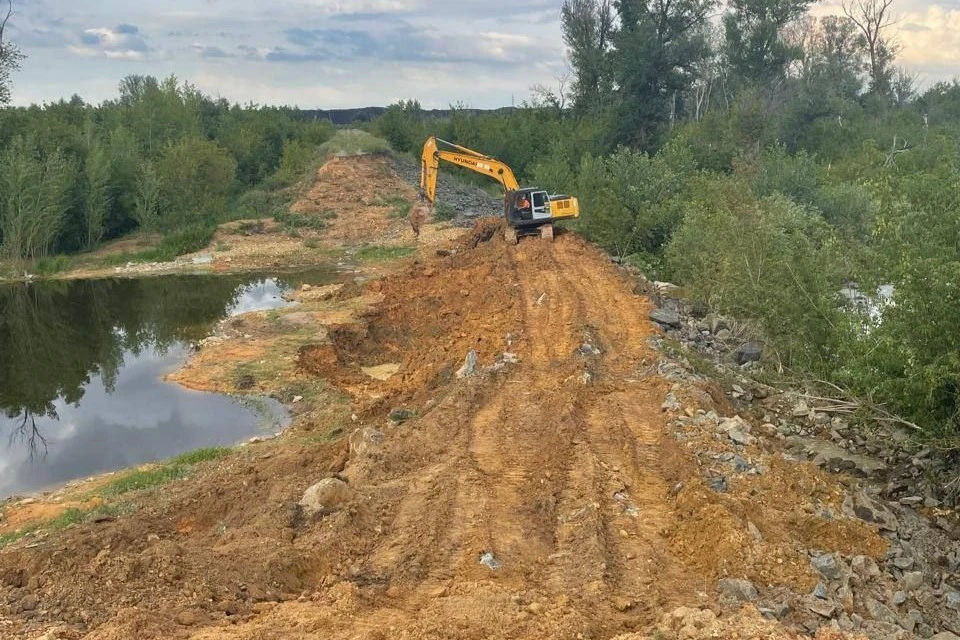 Делают это для предотвращения возможного подтопления из-за повышения уровня воды в Урале.