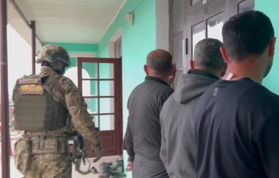 Мигранты, которых привезли подозреваемые, получили протоколы об административном нарушении. Фото: кадр из оперативного видео УФСБ России