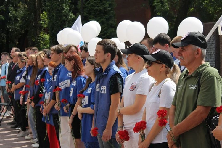 В Смоленске актив партии «Единая Россия» принял участие в скорбном митинге памяти детей-жертв Донбасса