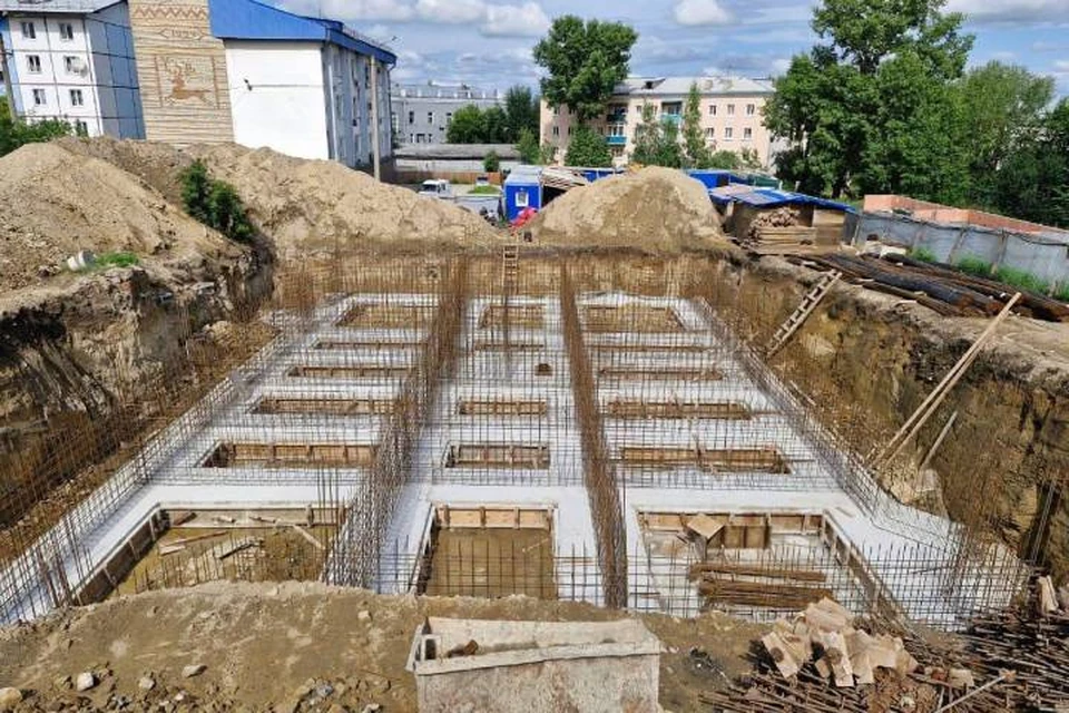 Строители уже завершили разработку котлована.