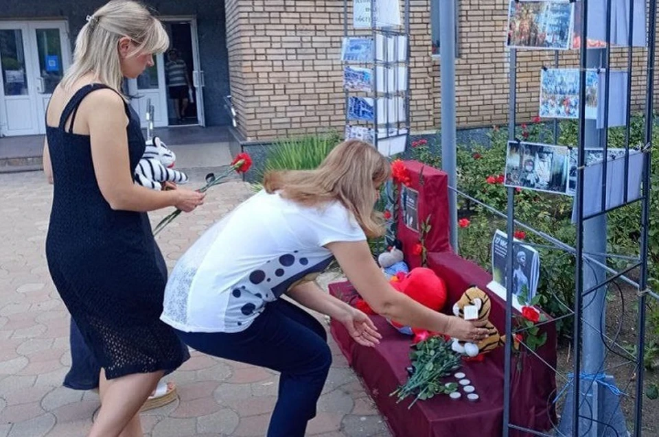 Ясиноватцы возложили цветы и почтили память погибших детей минутой молчания. Фото: ТГ/Шевченко