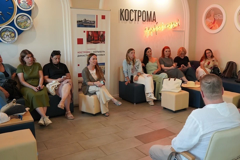 Журналисты и блогеры встретились с директором по работе с массовым сегментом филиала компании "Ростелеком" Сергеем Серовым. ФОТО: Евгений ИВАНОВ