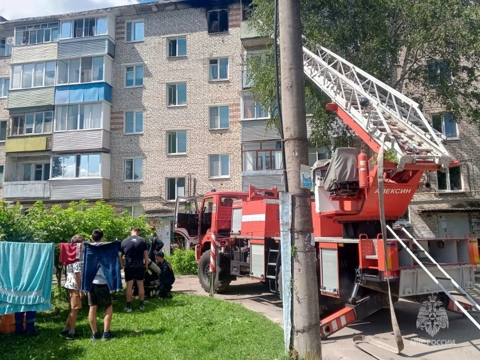 10 человек спасли из горящей многоэтажки в Алексине