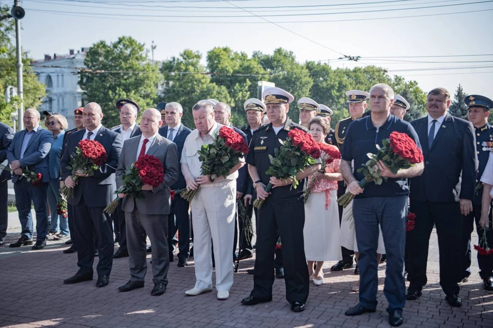 В городе-герое возложили цветы к Мемориальной стене в память героической обороны Севастополя 1941-1942 гг. Фото: t.me/razvozhaev