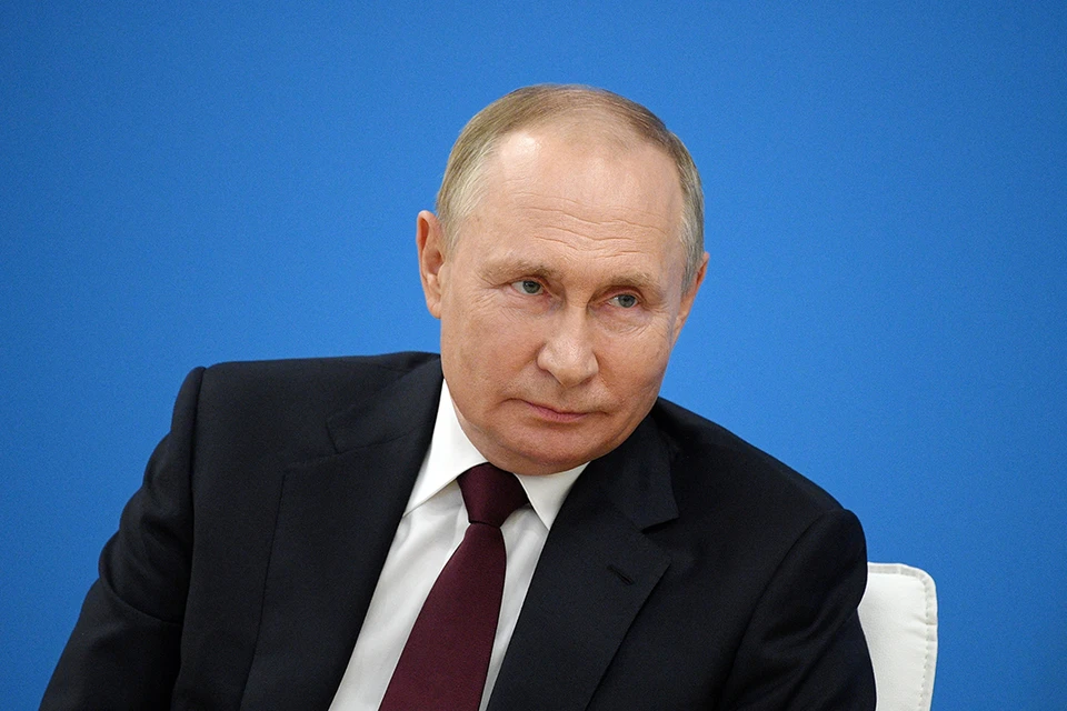 Путин рассказал иностранному гостю, случайно разбившем бокал, о народной примете.