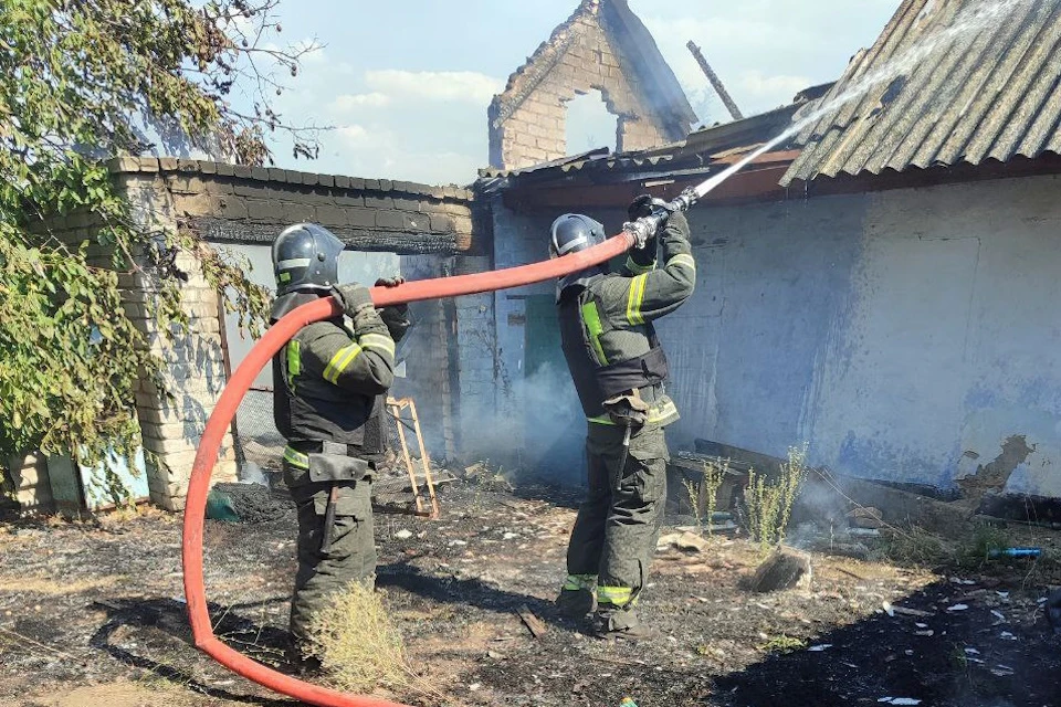 В Раздольном огонь ландшафтного пожара перекинулся на жилой дом Фото: администрация Каховского округа