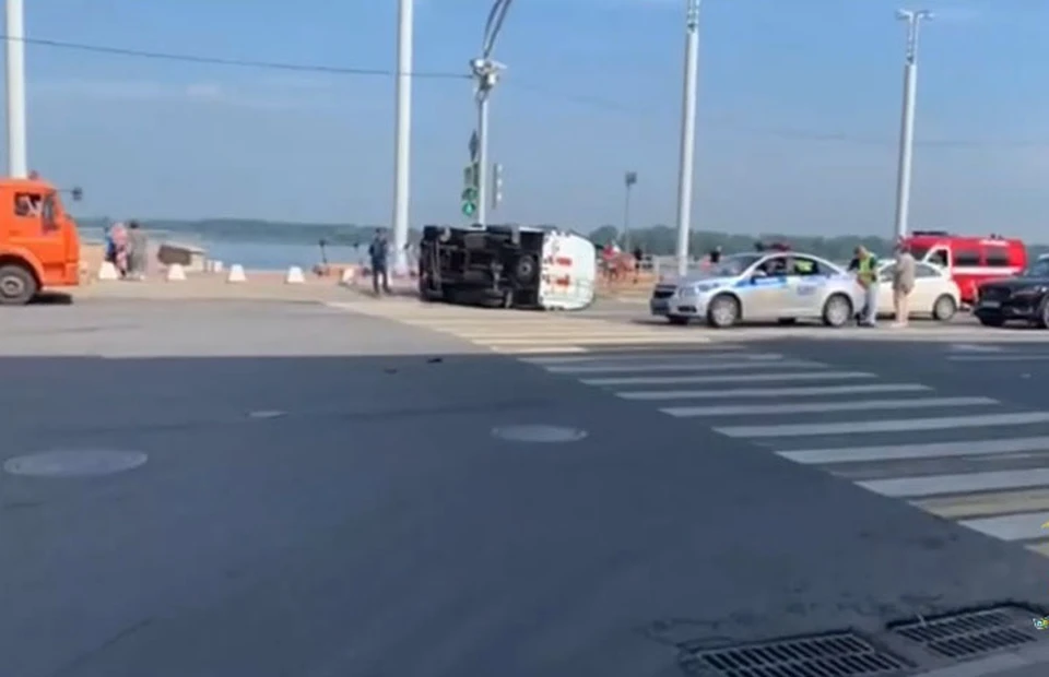 Момент аварии с машиной МЧС на Нижневолжской набережной попал на видео.