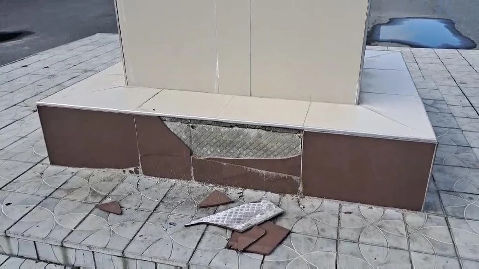 В ульяновском поселке Вешкайма вандалы откололи плитку у памятника Ленину | ФОТО: скриншот с видео