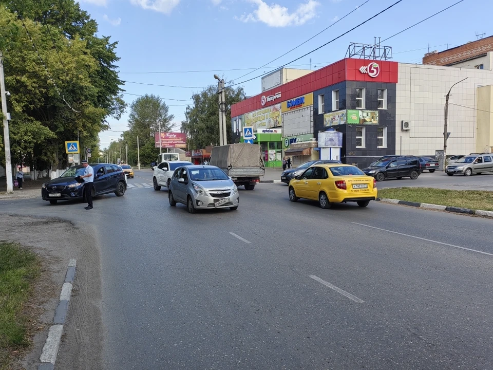 В Донском автоледи на машине Chevrolet сбила подростка на электросамокате