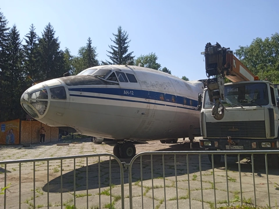 В парке «Антошка» началась сборка самолета Ан-12.