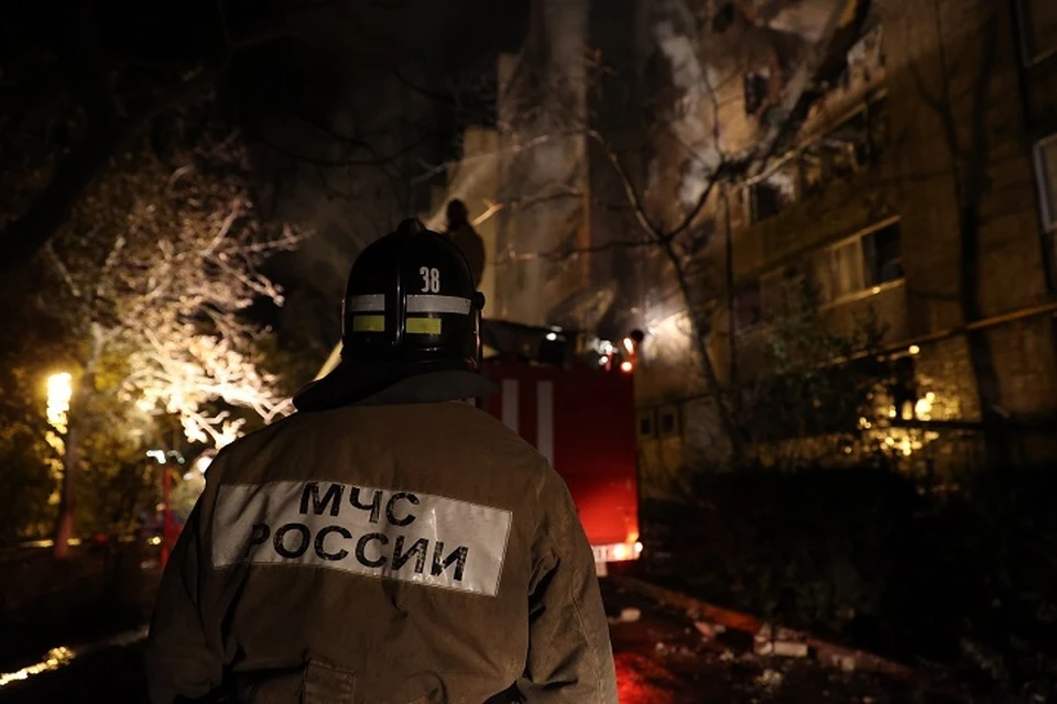 Квартира загорелась ночью в жилом доме в Магадане