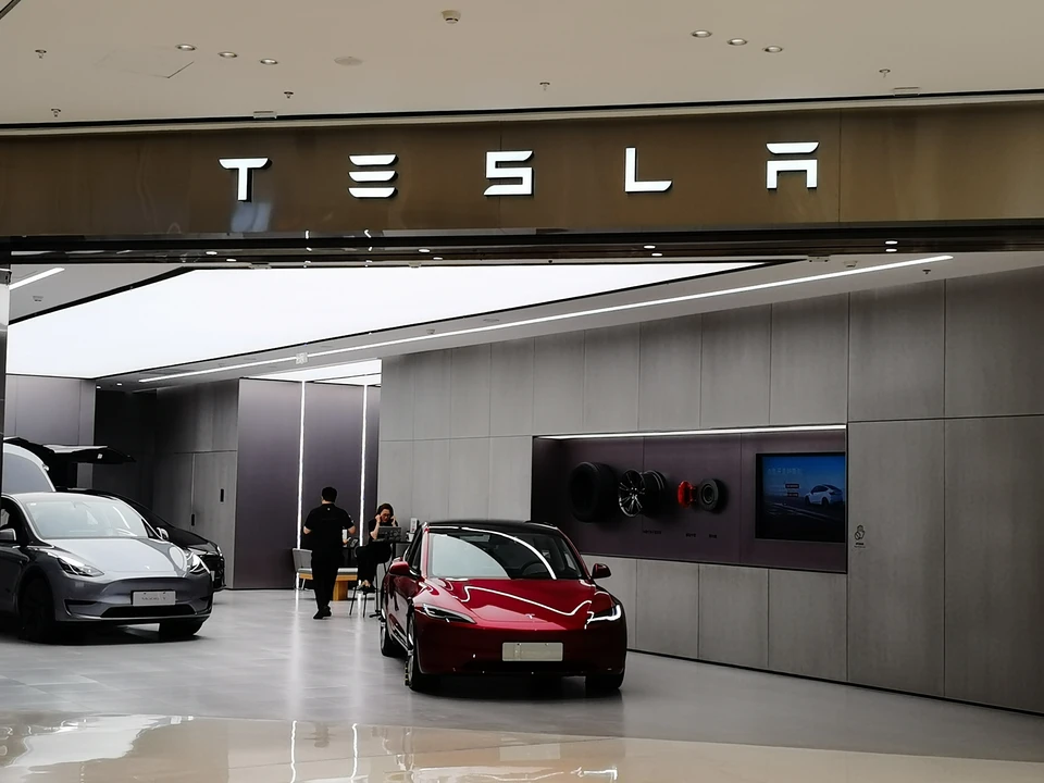 Tesla отзовет более 1,8 миллиона автомобилей из-за проблем с замком капота