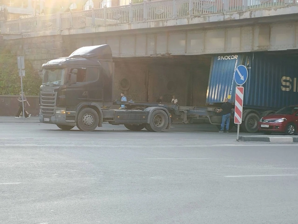 В Новосибирске еще одна фура стала жертвой «моста глупости» на Красном проспекте