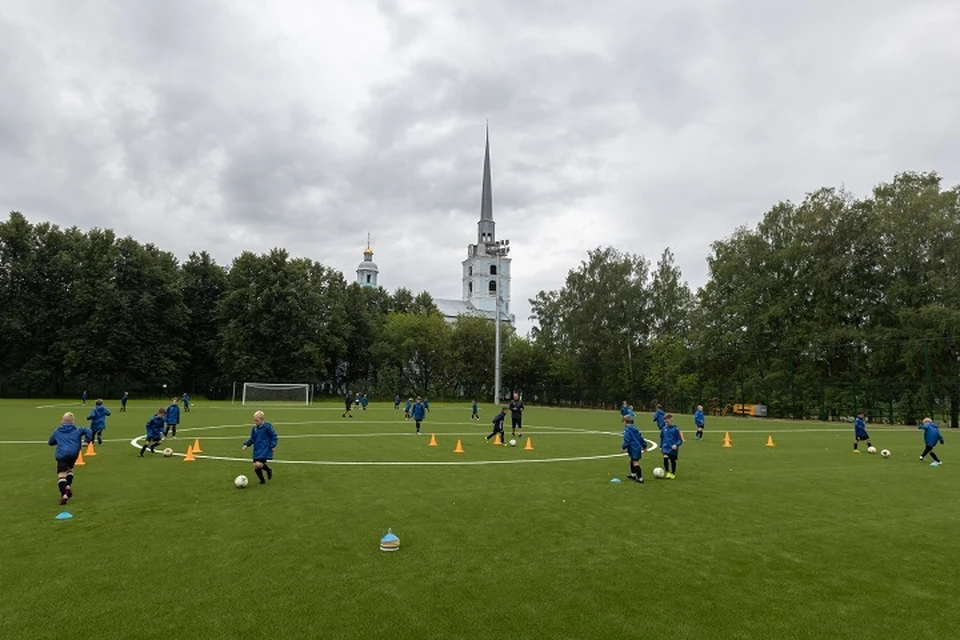 В районе Петропавловского парка построили два поля с искусственным покрытием.