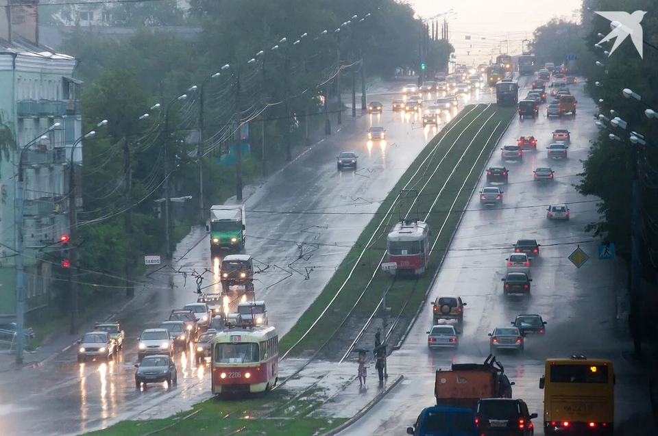 Скопления дождевой воды мешают движению электротранспорта