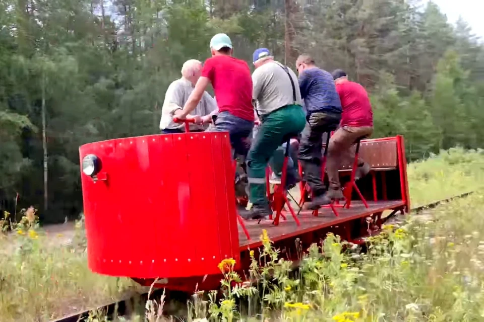 Пассажиры управляют велотрамваем, крутя педали. Фото: vk.com/railwaymuseum