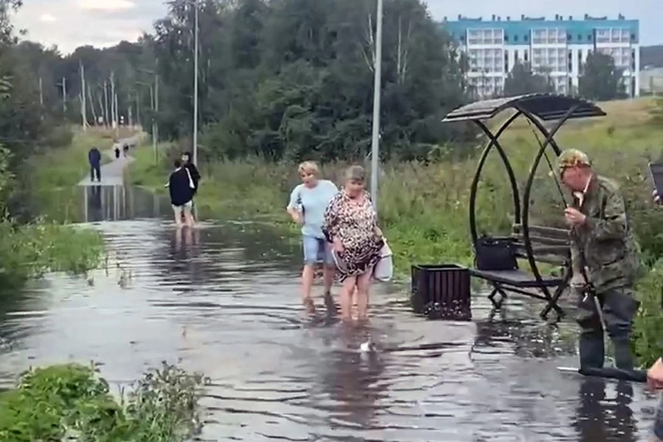 Рыбачить стало возможно в самых непривычных местах. Фото: Владислав Рейнеров