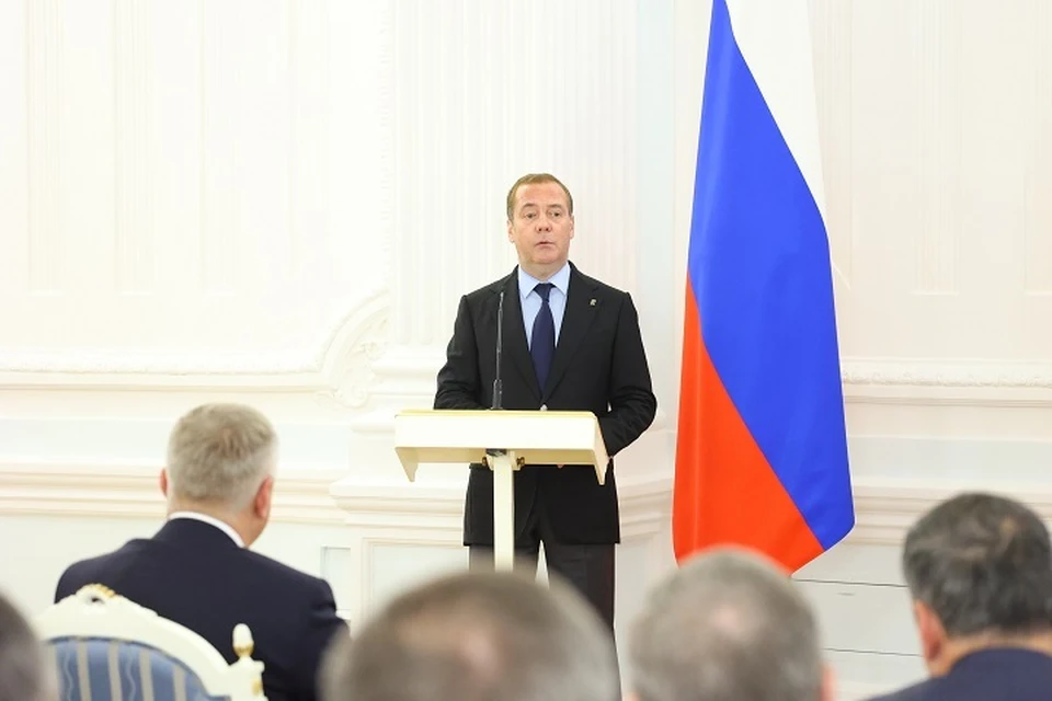 Дмитрий Медведев поставил депутатам задачи по проработке бюджета на предстоящую трехлетку, ведению избирательных кампаний и общению с избирателями / Фото: Единая Россия