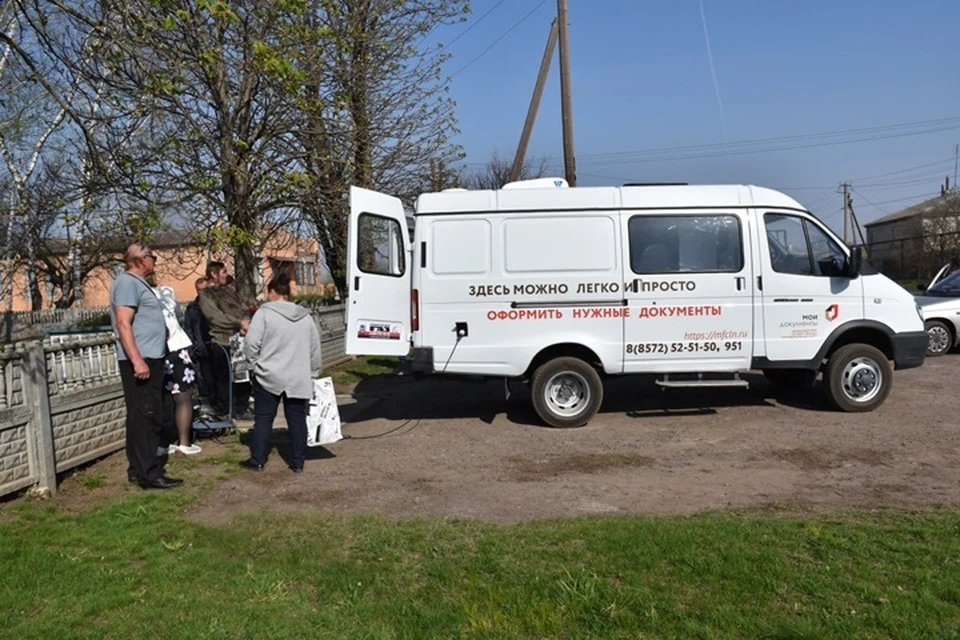 2 августа жители сел Старобельского и Беловодского районов смогут получить госуслуги мобильных офисов МФЦ, которые проведут выездные приемы. Фото - МФЦ ЛНР
