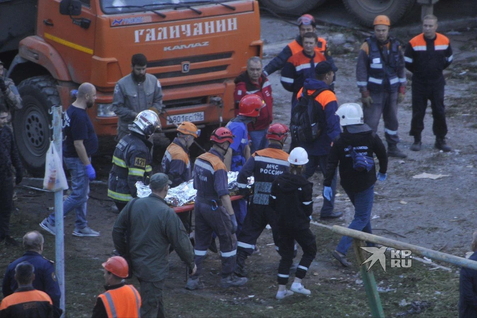 Из-под завалов достали тело второй погибшей