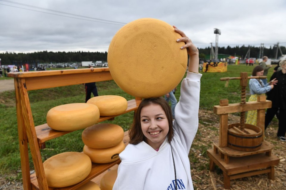 Сыр в шоколаде и десятки сортов хамона: фермеры отметили десятилетие антисанкций Истринским сырным фестивалем 2024