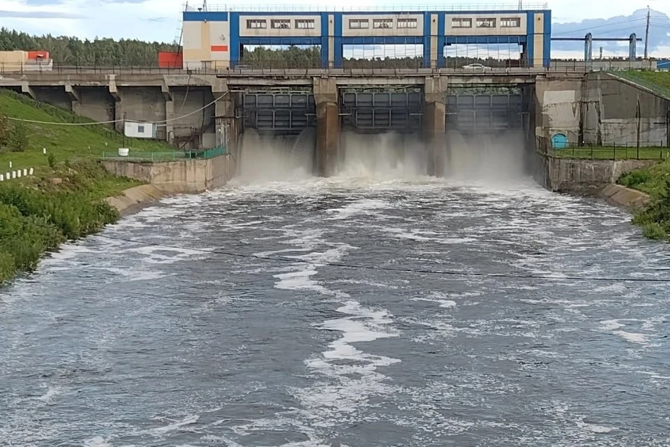 Сброс воды с Шершевского водохранилища на пике достигал 110 кубометров в секунду. Фото: Александр Барымов