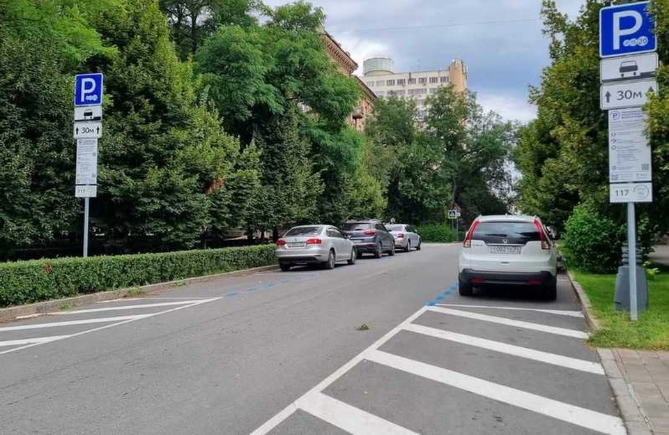 Зону платной парковки обозначили синей разметкой. Правда, в Волгограде краска стирается через несколько недель. Фото: мэрия Волгограда.