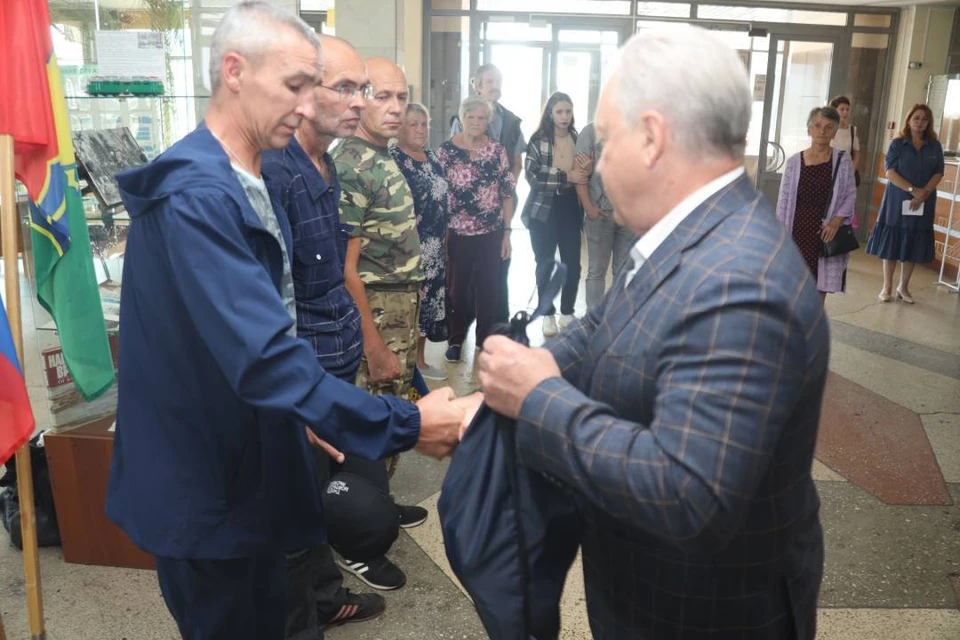 Четверо добровольцев направились в зону проведения СВО из Братска. Фото: пресс-служба администрации Братска.