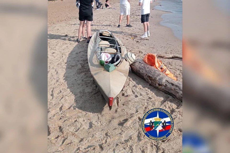 Новосибирцев напугала пустая лодка с детскими вещами, которую прибило к берегу. Фото: спасатели МАСС.