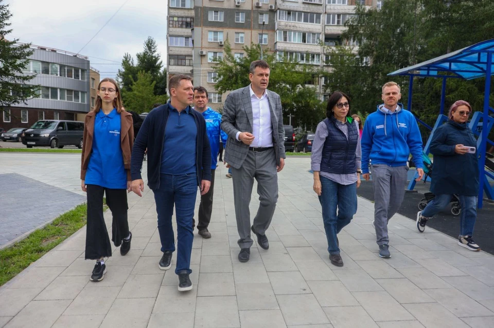 Денис Лапотышкин, Владимир Шамне и Наталья Котова проверяют ход работ в ПКиО Калининского района