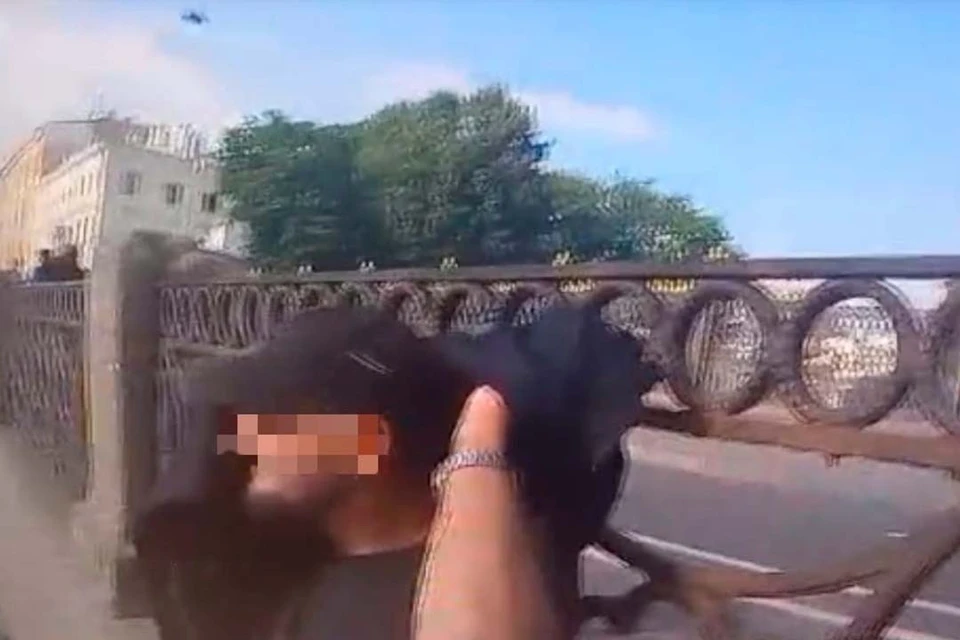 Подозреваемого задержали на набережной в центре Петербурга. Фото: vk.com/uvo78